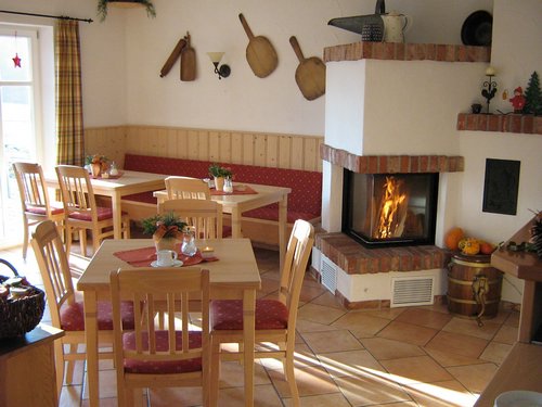 Cafe mit Kaminofen 2.jpg